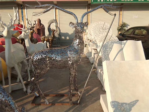 不锈钢镂空鹿雕塑4