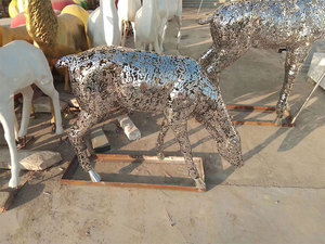 不锈钢镂空鹿雕塑3